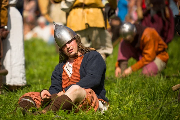 Staraya ladoga, russland - 13. Juli: unbekannte Teilnehmer während des internationalen historischen Festivals der mittelalterlichen Kultur ladogafest-2013 (12. bis 14. Juli) am 13. Juli 2013 auf staraya ladoga, russland. — Stockfoto