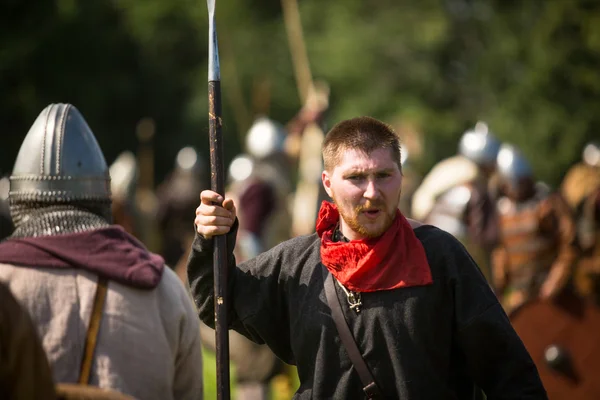 STARAYA LADOGA, RUSIA - 13 DE JULIO: Participantes no identificados durante el festival histórico internacional de cultura medieval Ladogafest-2013 (12-14 de Jul) el 13 de julio de 2013 en Staraya Ladoga, Rusia . — Foto de Stock