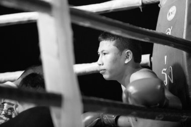 Chang, Tayland - 22 Şubat: tanımlanamayan muaythai savaş sırasında maç (siyah-beyaz yüksek karşıtlık serisi), 22 Şubat 2013 Chang, Tayland-Ring.