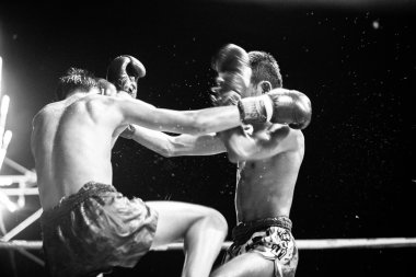 Chang, Tayland - 22 Şubat: tanımlanamayan muaythai savaş sırasında maç (siyah-beyaz yüksek karşıtlık serisi), 22 Şubat 2013 Chang, Tayland-Ring.