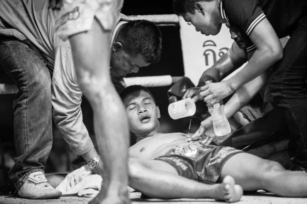 Chang, thailand - feb 22: oidentifierade muaythai fighter i ringen under match (svarta och vita Högkontrast-serien), 22 feb 2013 på chang, thailand. — Stockfoto