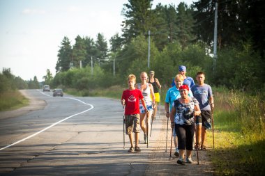 Nikolsky, Rusya Federasyonu - 14 Temmuz: katılımcılar (çocuklar: nikolay dubinin 4, darja zhochkina 6) sırasında nordic walking ın yerel yarışmalarında sağlık gün için ayrılan üzerinde 14 Temmuz 2013 tarihinde nikolsky, Rusya Federasyonu