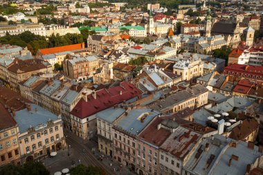 Lviv, Ukrayna - Ağustos 8: top lviv city hall - açık olan şehir, şehir yönetimi turistler, 8 Ağustos 2012, Lviv, Ukrayna için view point bina görünümden. 1827-1835'te kule yapılmıştır.