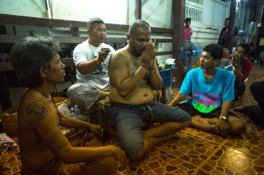 Nakhon chai, Tayland - mar 23: tanımlanamayan keşiş geleneksel yantra wai kroo ana gün törenle wat üzerinde mar 23, 2013 yılında nakhon chai, Tayland pra bang dövme yapar.