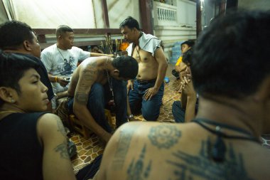 Nakhon chai, Tayland - mar 23: tanımlanamayan keşiş geleneksel yantra wai kroo ana gün törenle wat üzerinde mar 23, 2013 yılında nakhon chai, Tayland pra bang dövme yapar.