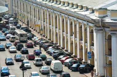 St.Petersburg, Rusya Federasyonu - Haziran 27: arabalar duruyor şehir merkezindeki trafik sıkışıklığı içinde 27 Haziran 2013, spb, Rusya. trafik nedeniyle onarım daha büyük obukhov (Askılı) Köprüsü darlığı.