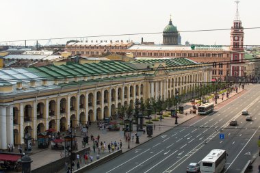 St.Petersburg, Rusya Federasyonu - Haziran 26: top metrosu görünümünde ve gostiny dvor nevsky prospect, 26 Haziran 2013, spb, Rusya üzerinde alışveriş merkezi. istasyon 1967 tarihinde açılan, işlek tüm spb metro istasyonları biridir..
