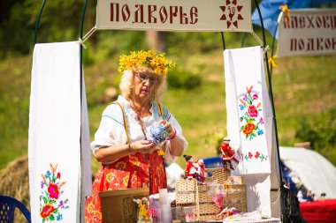 tervenichi, Rusya Federasyonu - 7 Temmuz: tanımlanamayan çocuk sırasında Ivan kupala günü, 7 Temmuz 2013, tervenichi, Rusya Federasyonu.