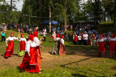 tervenichi, Rusya Federasyonu - Temmuz 7: yöre halkı kutladı Ivan kupala günü, 7 Temmuz 2013, tervenichi, Rusya Federasyonu. kutlama için yaz gündönümü ilgilidir ve büyüleyici pagan ritüelleri içerir.
