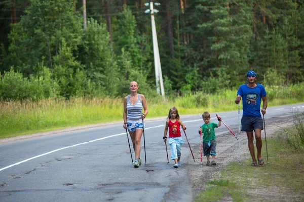 NIKOLSKY, RUSIA - 14 DE JULIO: Participantes (niños: Nikolay Dubinin 4, Darja Zhochkina 6) durante las competiciones locales en la marcha nórdica dedicada al Día de la Salud el 14 de julio de 2013 en Nikolsky, Rusia — Foto de Stock