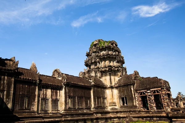 SIEM REAP, CAMBODIA - DEC 13: Angkor Wat - é o maior complexo de templos hindus e monumento religioso do mundo, 13 de dezembro de 2012 Siem Reap, Camboja. É a principal atração do país para os visitantes . — Fotografia de Stock