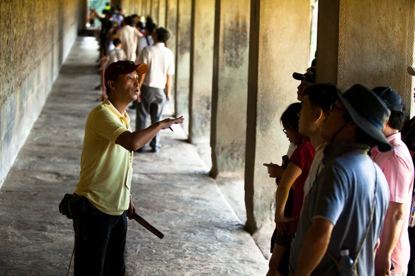 SIEM REAP, CAMBODIA - DEC 13: Um guia cambojano não identificado um turista em Angkor Wat, 13 de dezembro de 2012 em Siem Reap, Camboja. Angkor é a principal atração do país para os visitantes . — Fotografia de Stock