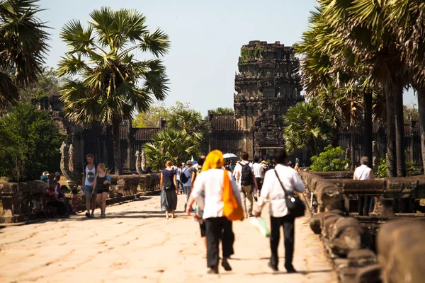 柬埔寨--12-13，暹粒： 吴哥窟-是最大的印度教寺庙复杂和宗教纪念碑在世界上，dec 13，2012年，柬埔寨暹粒。这是该国的主要景点为游客. — 图库照片