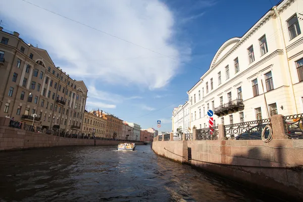 ST.PETERSBURG, RUSIA - 24 DE JUNIO: En barco por la ciudad de los canales, 24 de junio de 2013, SPb, Rusia. En la ciudad hay muchos, de no menos de 93-x ríos, mangas, conductos, canales, una longitud total de 300 km . — Foto de Stock