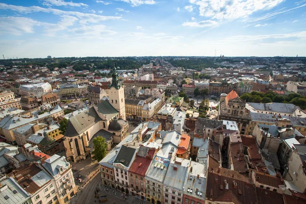 LVOV, UCRANIA - 8 AGO: Vista superior desde el Ayuntamiento de Lviv - la construcción de la administración de la ciudad de la ciudad actualmente abre el punto de vista para los turistas, 8 de agosto 2012 en Lvov, Ucrania. Torre fue construida en 1827-1835 . — Foto de Stock