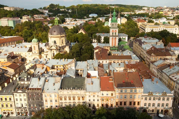 LVOV, UKRAINE - 08 / 08: Vista superior da Câmara Municipal de Lviv - edifício administração da cidade da cidade atualmente abrir o ponto de vista para os turistas, 08 / 08 / 2012 em Lvov, Ucrânia. Torre foi construída em 1827-1835 . — Fotografia de Stock