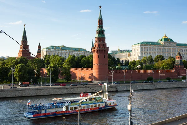 Kajen vid Moskvafloden nära Kreml i Moskva. — Stockfoto