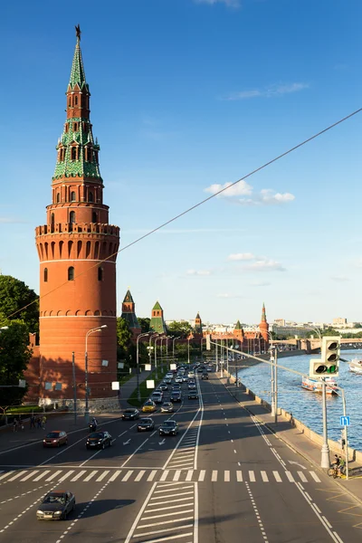 Dijk van de moskva-rivier in de buurt van het kremlin in Moskou, Rusland. — Stockfoto