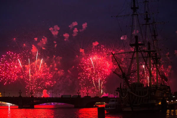 ST.PETERSBURG, RUSSIA - JUNE 24: Celebration Scarlet Sails show during the White Nights Festival, June 24, 2013, St. Petersburg, Russia. From 2010, public attendance grew to 3 million. — Stock Photo, Image