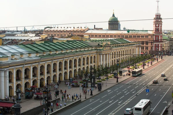 St.petersburg, 러시아-6 월 26: 탑 지하철의 보기 및 쇼핑몰 gostiny dvor nevsky 전망, 2013 년 6 월 26 일, spb, 러시아에. 역은 1967 년에 열어, 하나의 전체 spb 지하철에서 가장 바쁜 역. — 스톡 사진