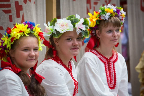 ТЕРВЕНИЧИ, РОССИЯ - 7 июля: Неопознанная девушка во время Дня Ивана Купалы, 7 июля 2013 года, Тервеничи, Россия. Празднование связано с летним солнцестоянием и включает в себя ряд увлекательных языческих ритуалов — стоковое фото