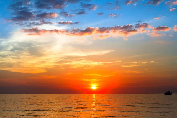 Sonnenuntergang über dem Meer, Zusammensetzung der Natur — Stockfoto