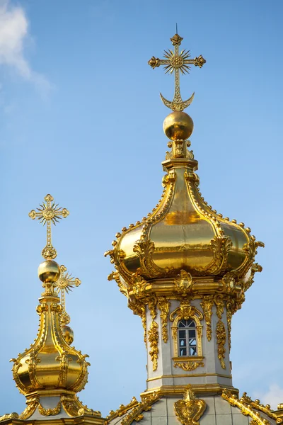 Primer plano de la cúpula dorada en los jardines de verano - Peterhof, Rusia . — Foto de Stock