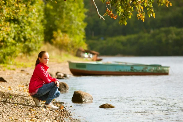 Teen flicka nära floden i sommar. — Stockfoto