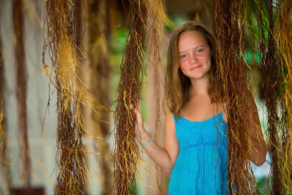 Teengirl i en blå klänning i mangroveskogen — Stockfoto