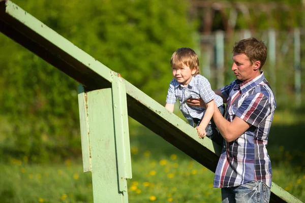 Vader met zijn zoon op de sportsground — Stockfoto