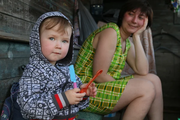 Młoda kobieta z małego synka na weekend w domku kraju — Zdjęcie stockowe