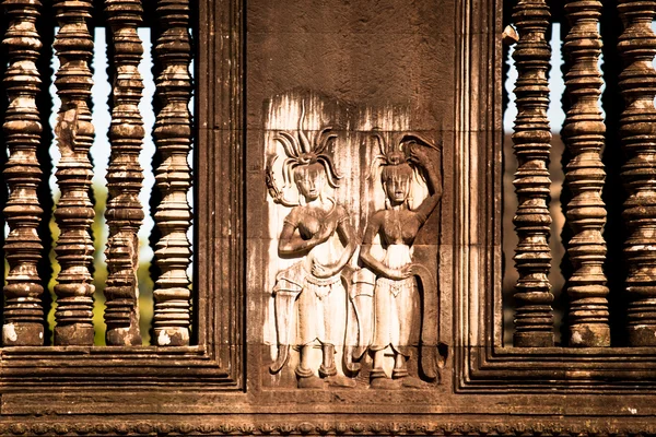 SIEM REAP, CAMBODIA - DEC 13: Apsaras - khmer stone reving in Angkor Wat, Dec 13, 2012 on Femm Reap, Cambodia. Ангкор - главная достопримечательность страны для посетителей . Лицензионные Стоковые Изображения