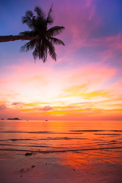 Hermosa puesta de sol en el océano, composición natural (marco vertical ) — Foto de Stock