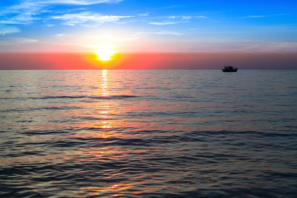 Hermosa puesta de sol y playa de mar — Foto de Stock