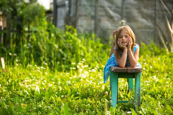 Bambina nel cortile — Foto Stock