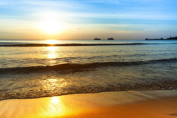 Beau coucher de soleil sur la mer côtière . — Photo