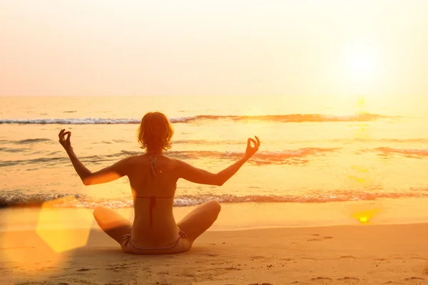 Giovane ragazza che pratica yoga — Foto Stock