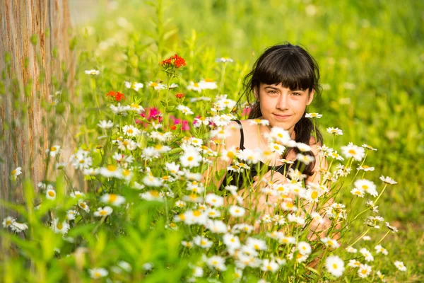 野生の花間で女の肖像画 — ストック写真