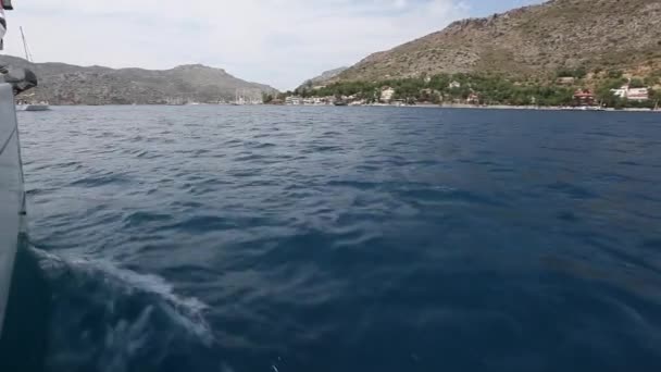 Zeilen op een jacht tijdens regatta. uitzicht vanaf een dek — Stockvideo