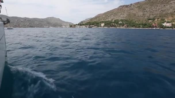 Navegando em um iate durante a regata. Vista de um convés — Vídeo de Stock