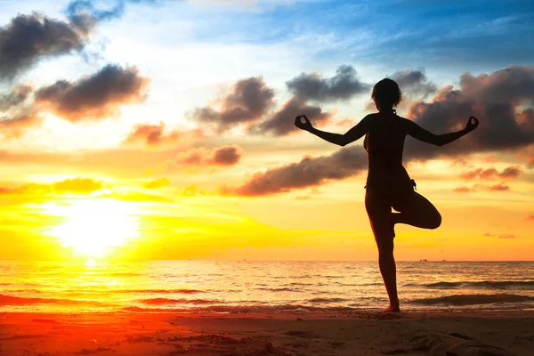 Silhouette young woman — Stock Photo, Image