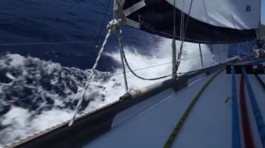 bir yat yelken yelkenli yarışı sırasında. bir güverte görmek