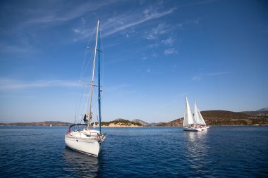 Yatlar ve masmavi bir deniz deniz