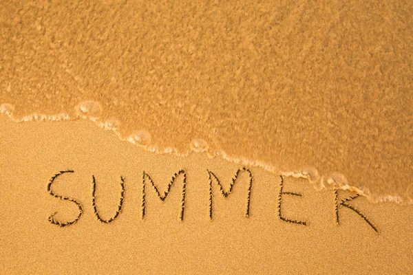 Zomer, tekst geschreven door hand in zand op een strand — Stockfoto