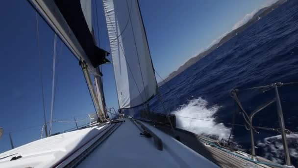 Yachten und blaues Wasser Meer — Stockvideo