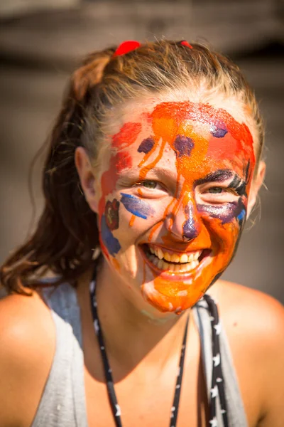 Emoční dívka s namalovaným obličejem — Stock fotografie