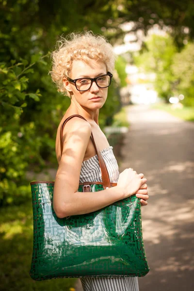 아름 다운 소녀는 거리에 유행 가방 — 스톡 사진