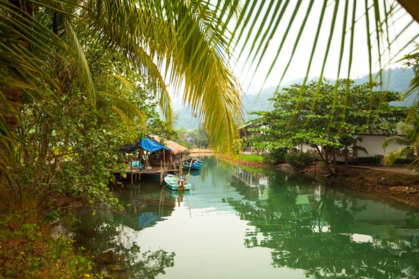 Vissersdorp in de tropen van thailand — Stockfoto