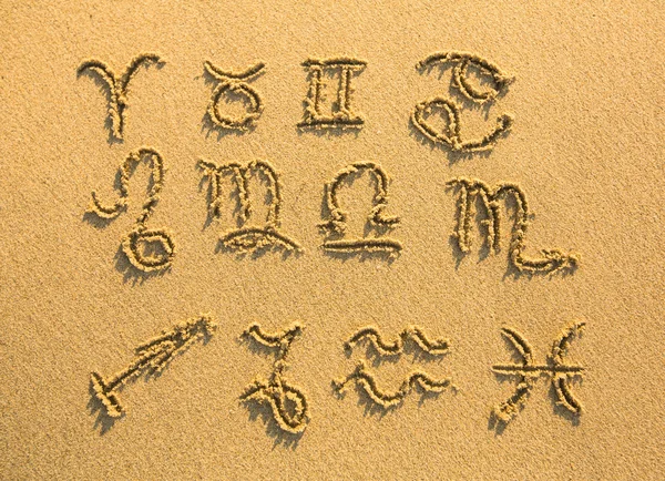 Ensemble de signes du zodiaque (dessiné sur le sable de la plage de facture ) — Photo