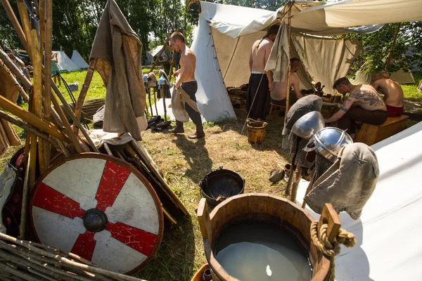 Participantes não identificados durante o festival histórico internacional da cultura medieval Ladogafest-2013 — Fotografia de Stock